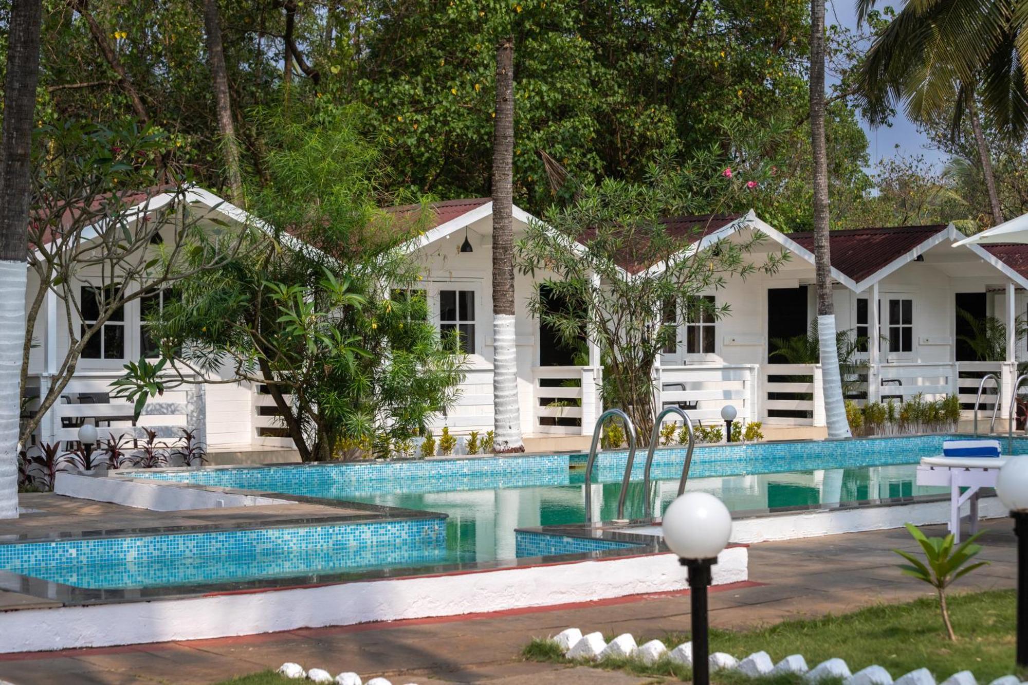 Stone Wood Village Resort, Morjim Exterior photo